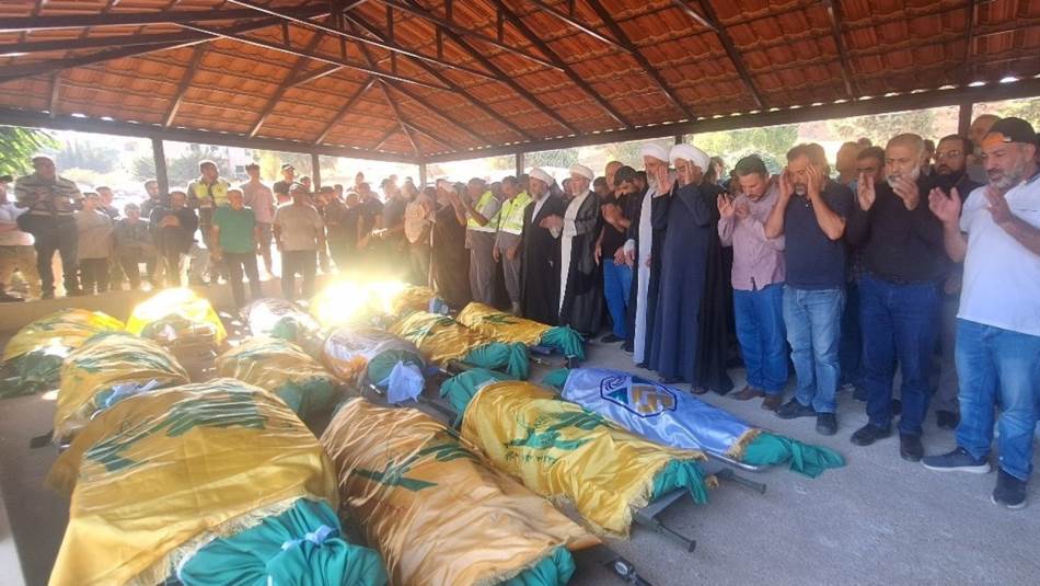 استمرت عمليات رفع الأنقاض بحثاً عن جثامين أفراد العائلة حتى الساعات الأولى من صباح الجمعة (المدن)