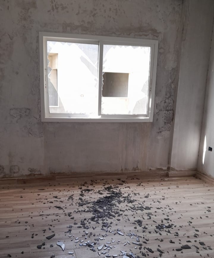 الجنوبيون يستعيضون عن زجاج الشبابيك بالنايلون