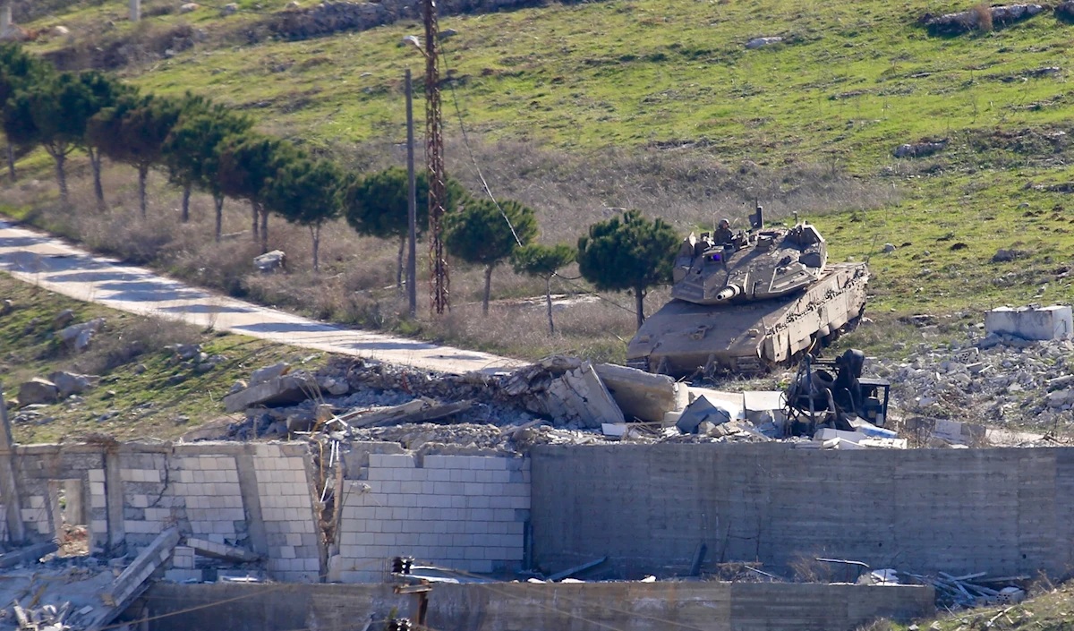 دبابة للعدو عند أطراف بنت جبيل (علي حشيشو)