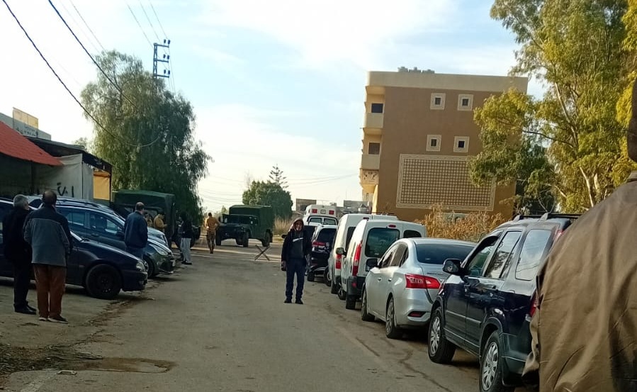 مواطنون، على أحد حواجز الججيش اللبناني، ينتطرون الإذن بالدخول إلى بلدتهم الخيام