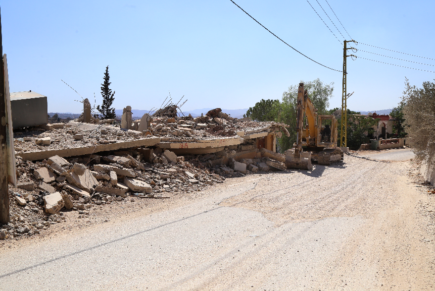 المشهد السائد جنوباً بعد سنتين من الحرب المعلنة أو المتقطعة دمار هائل لم يزل يسود في كل القرى الحدودية التي تعرف بخط المواجهة الأمامي (اندبندنت عربية)​​​​​