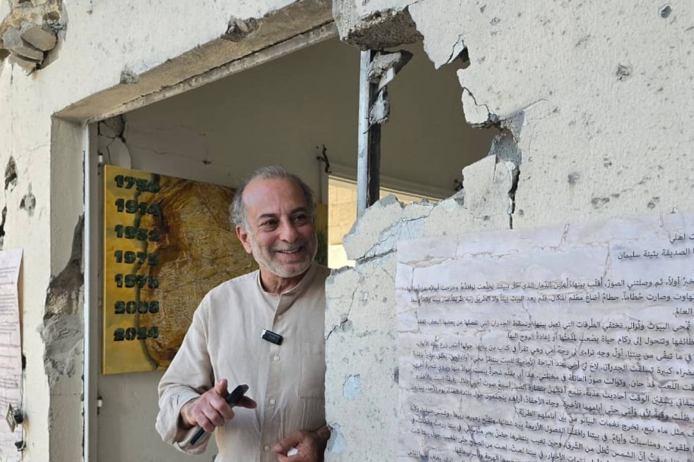 يدعو التشكيلي ناصر عجمي من خلال المعرض الجنوبيين إلى التمسك بأرضهم أكثر بطيبتهم ومحبتهم (اندبندنت عربية)