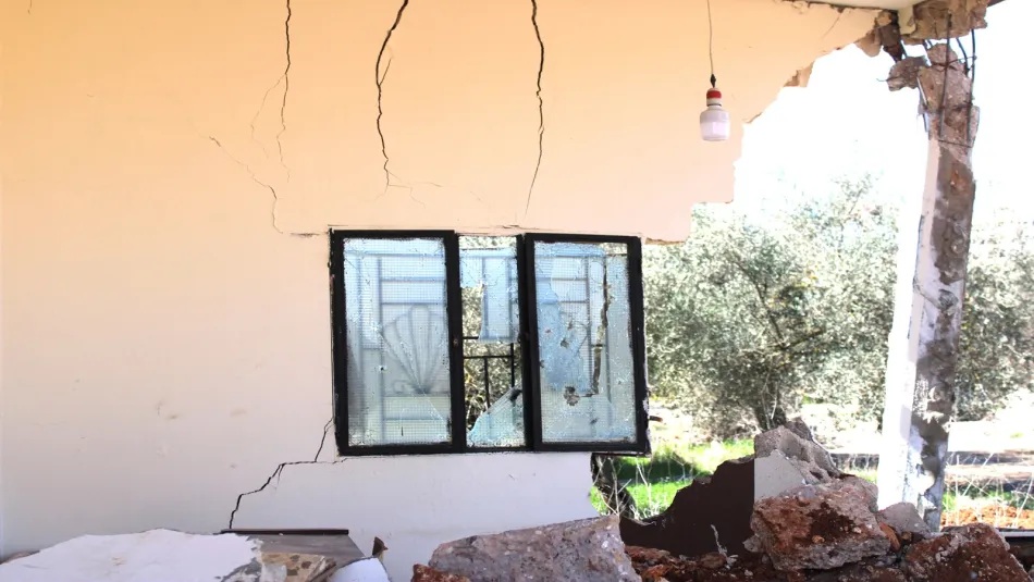 منزل مدمر في عيترون - هل يقوى الجنوب على إعلان حياده عن الموت والدمار والإنسانية (خضر حسان)