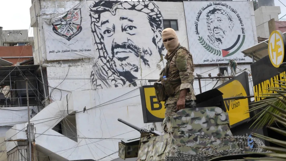 الجيش يتسلم سلاح من الفصائل الفلسطينية في مخيم البرج في بيروت(مصطفى جمال الدين)وُجِهت اتهامات مباشرة إلى مسلحين فلسطينيين بفتح النار على سيارة إيليو (مصطفى جمال الدين)