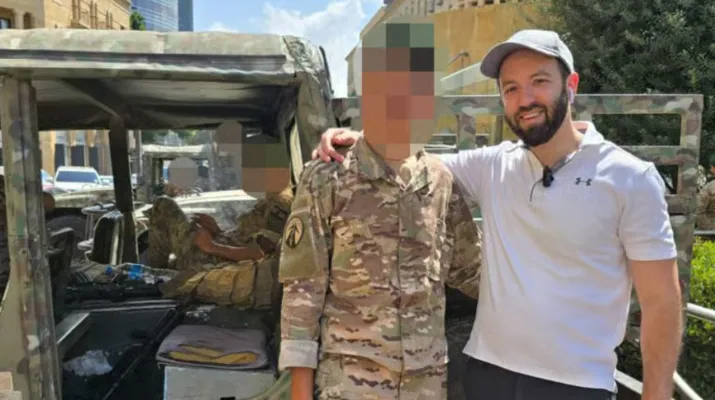 وكسلر مع عسكريّ لبنانيّ