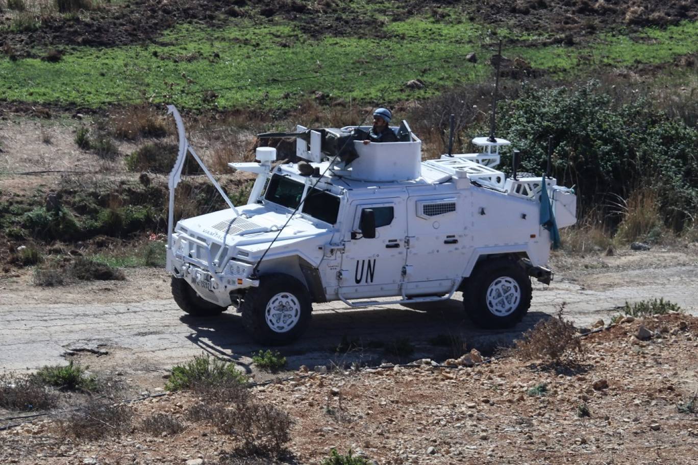 قوات حفظ السلام التابعة للأمم المتحدة في لبنان (يونيفيل) تقوم بدورية في منطقة البويضة في مرجعيون، بالقرب من الحدود مع الأراضي المحتلة، 30 أكتوبر 2025 (أ ف ب)