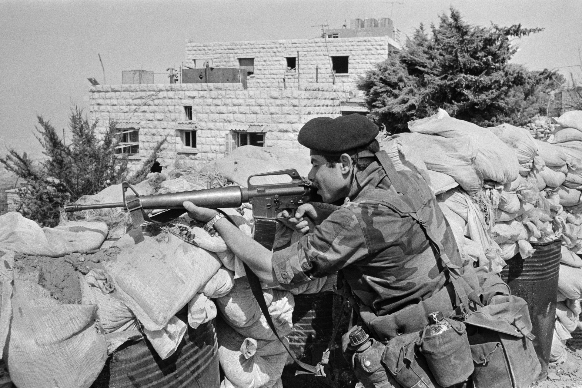 الجيش اللبناني في خضم الحرب الأهلية اللبنانية عام 1982 (ا ف ب)
