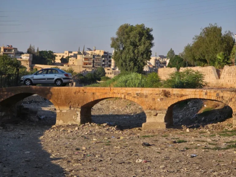 جسر أقيم فوق نهر العاصي حين كانت مياهه تتدفق وتشق مدينة حماة 