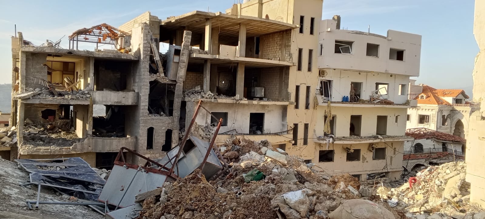 جانب من بيوتنا التي طالها الخراب والدمار وجني العمر في الخيام