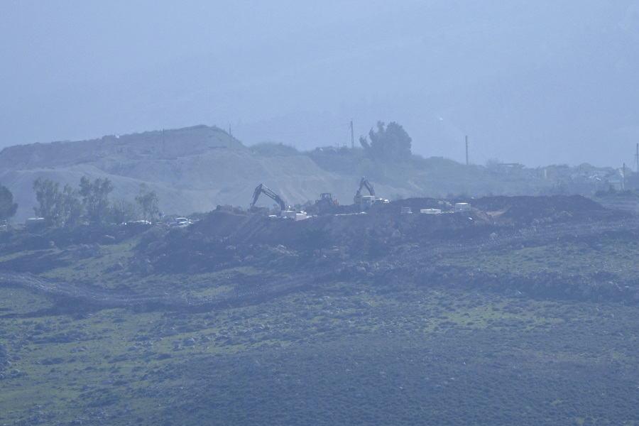 جرافات إسرائيلية تعمل على تلة الحمامص القريبة من بلدة الخيام جنوب لبنان، الإثنين 17 فبراير 2025 (أ ب)