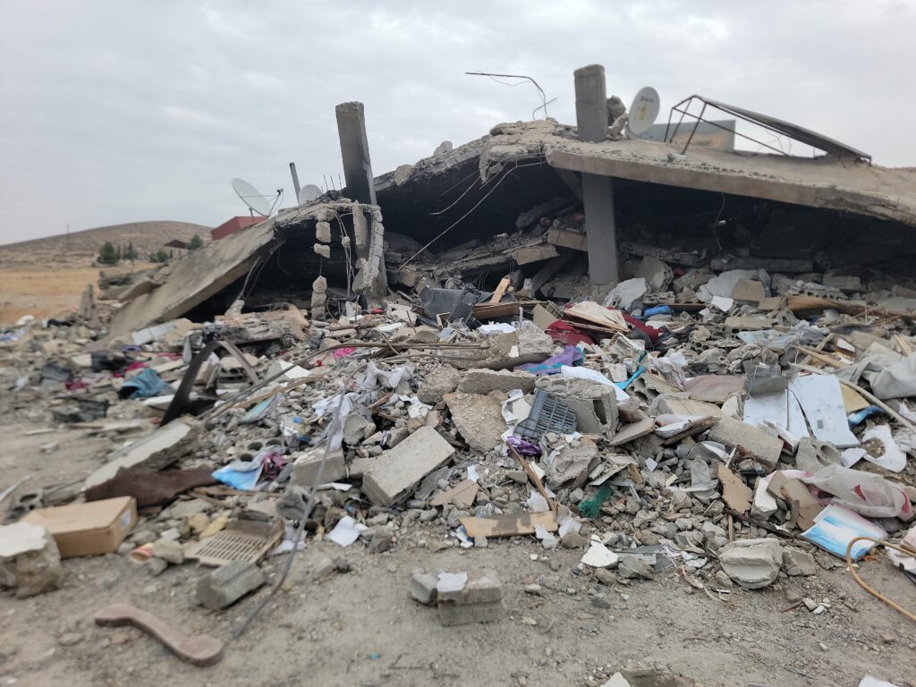 الدمار في بلدة العين في البقاع الشمالي