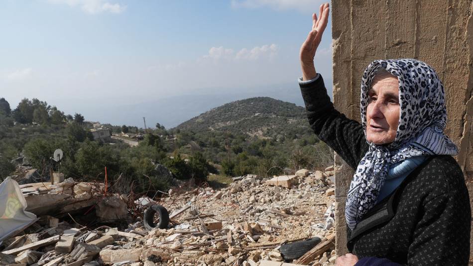 يفتقد الأهالي لمستلزمات الحياة الأساسية، فالتيار الكهربائي مقطوع، والمياه غير متوفرة. (علي علوش)