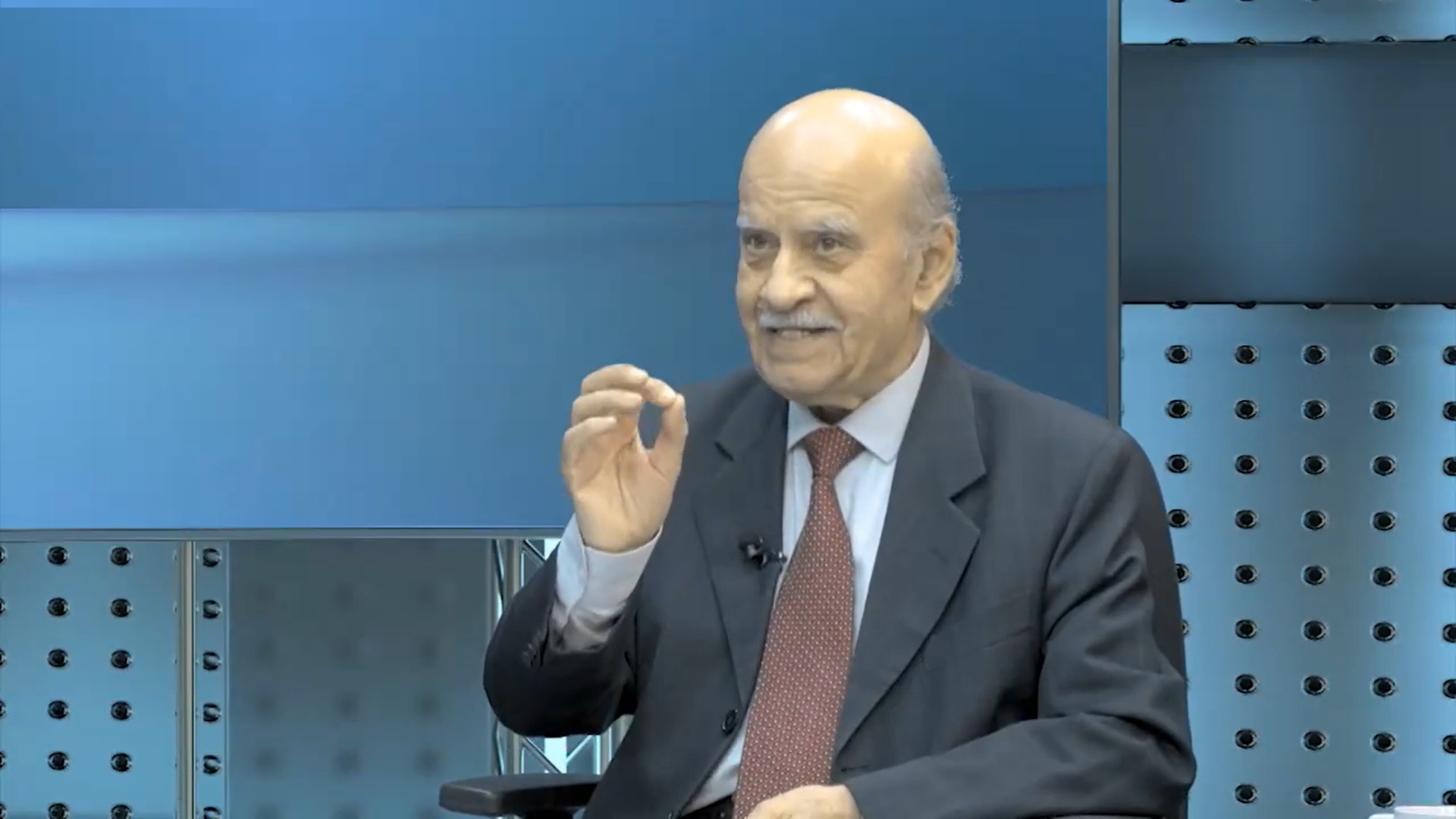 أستاذ الجغرافية والعميد السابق لكلية الآداب وعضو المجلس الوطني للبحوث العلمية ومؤلف أطلس لبنان الدكتور علي فاعور