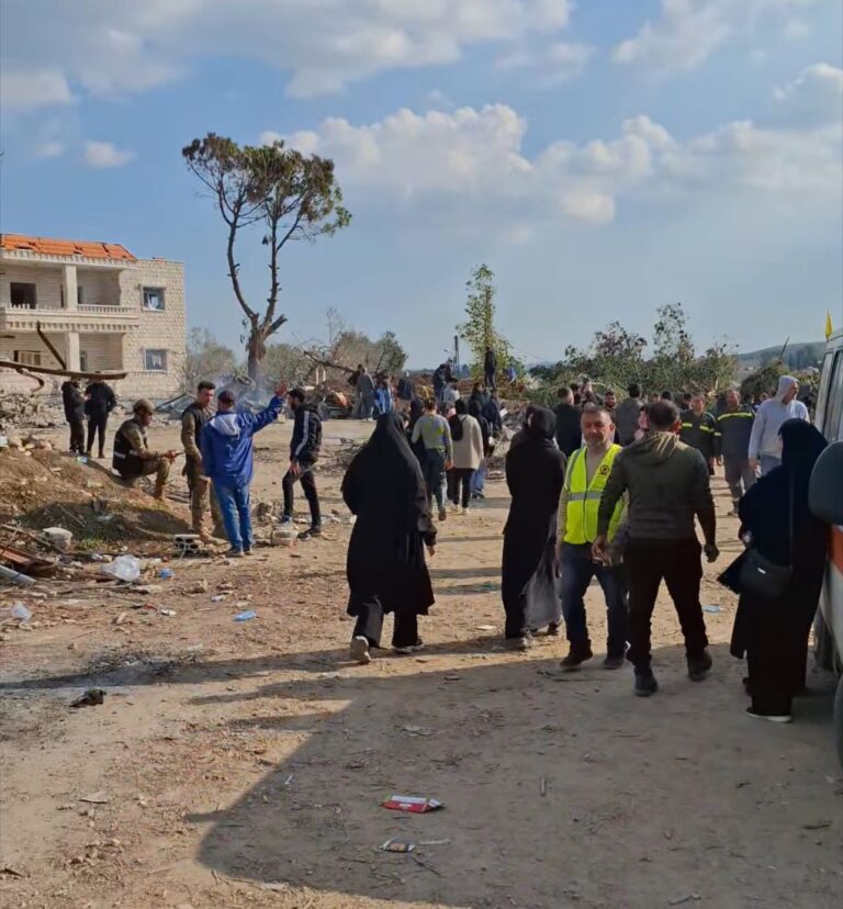 عدد من أهالي يارون ينتظرون عند مدخل بلدتهم بانتظار الدخول إليها