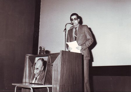 د. إبراهيم بيضون يلقي كلمة في ذكرى أربعين الشاعر إبراهيم شرارة في الثانوية العاملية عام 1983