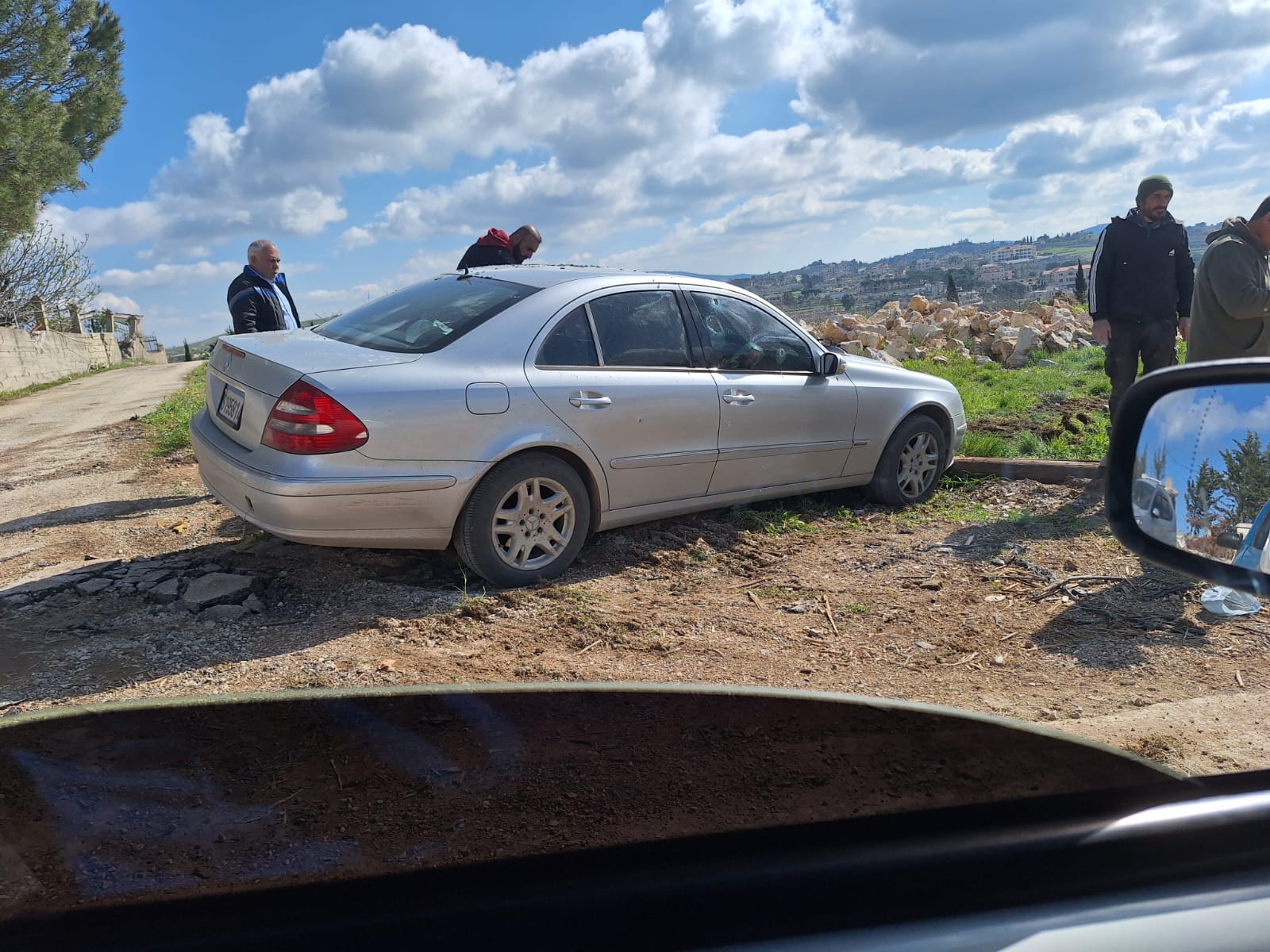 اصابة مواطن بجروح جراء إلقاء محلقة قنبلة على جرافة بالقرب منه في يارون