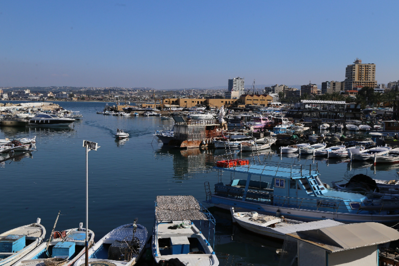 يوافق نائب رئيس بلدية مدينة صور صلاح صبراوي على أن كل ما يقال عن المرابط في ميناء صور صحيح (اندبندنت عربية)