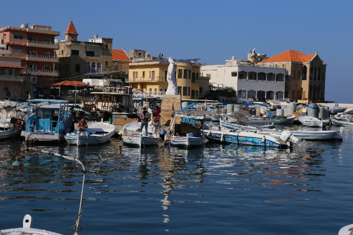 ميناء صيادي الأسماك في مدينة صور البحرية وتجارة المرابط (اندبندنت عربية)