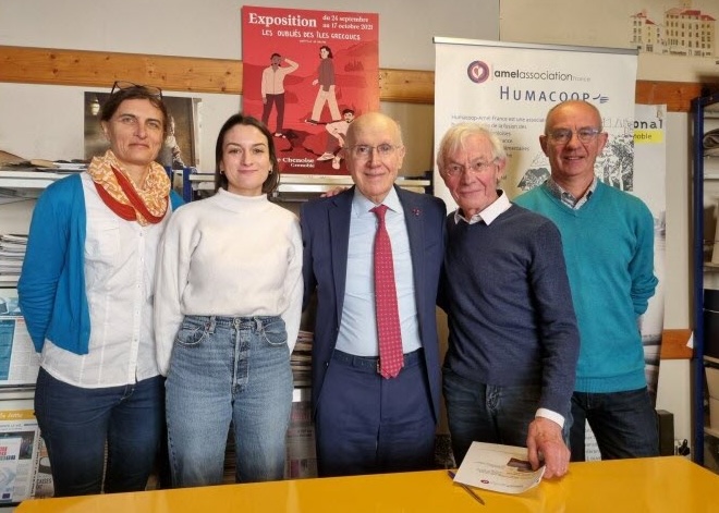 الدكتور كامل مهنا (في الوسط في الصورة)، الرئيس المؤسس لمؤسسة عامل الدولية والمنسق العام لشبكة المنظمات غير الحكومية العربية واللبنانية، كان في زيارة إلى مدينة غرونوبل في مقر عامل فرنسا (جمعية هيوماكوب - عامل فرنسا) الصورة من صحيفة لو دوفينيه ليب