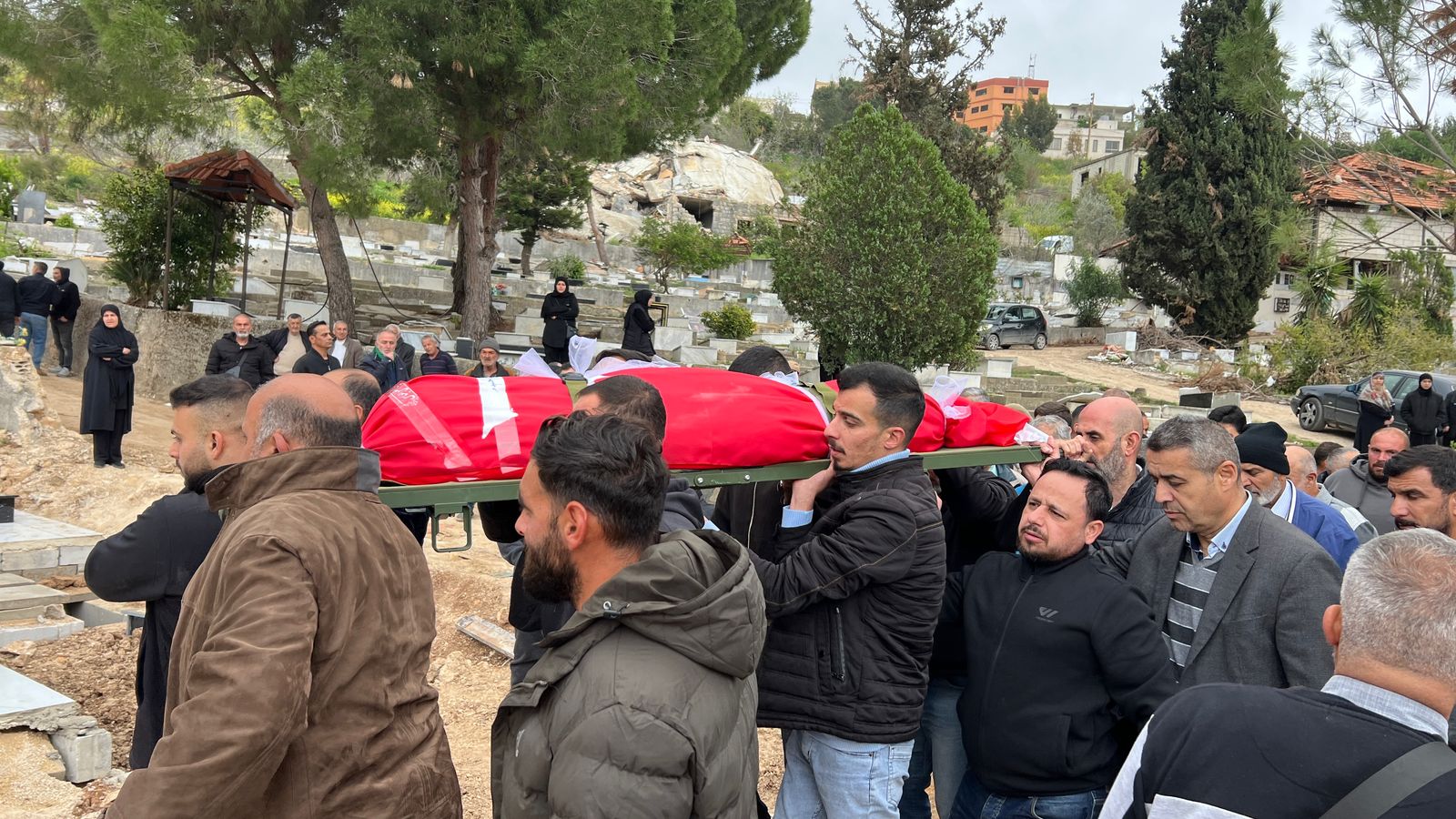 تشييع شهيدة الغدر الصهيوني الحاجة وفاء حسين حيدر في جبانة بلدتها الخيام 