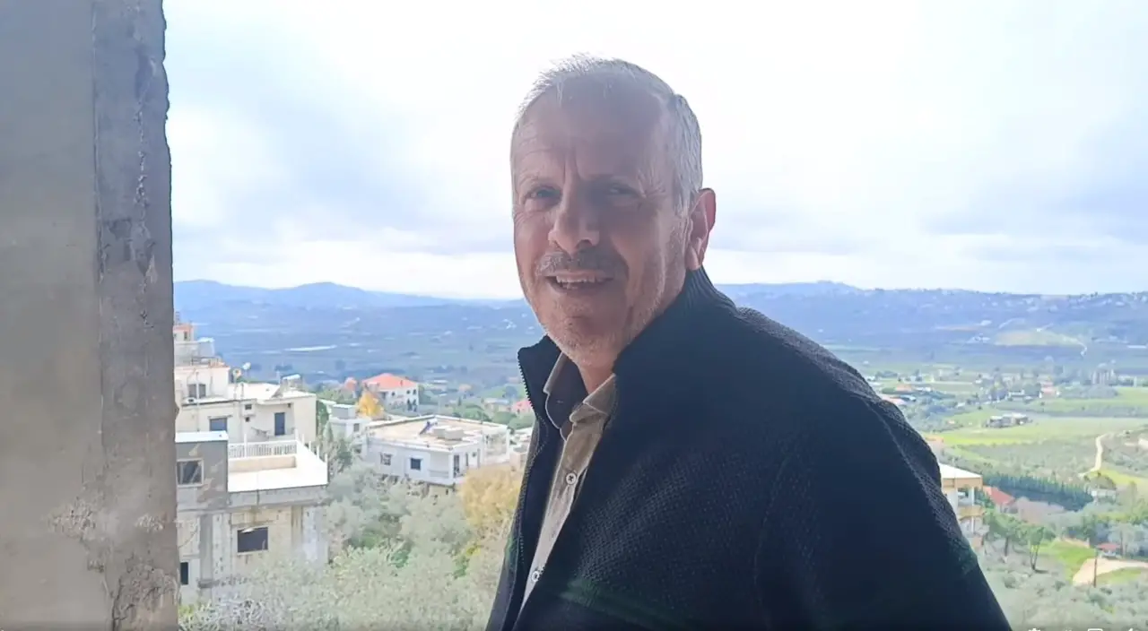 المختار أحمد حسان خسر منزله الذي دمّر بالكامل وهو حالياً يمضي طيلة النهار في الخيام، ثم ينتقل مساء إلى بيت مستأجر في إبل السقي