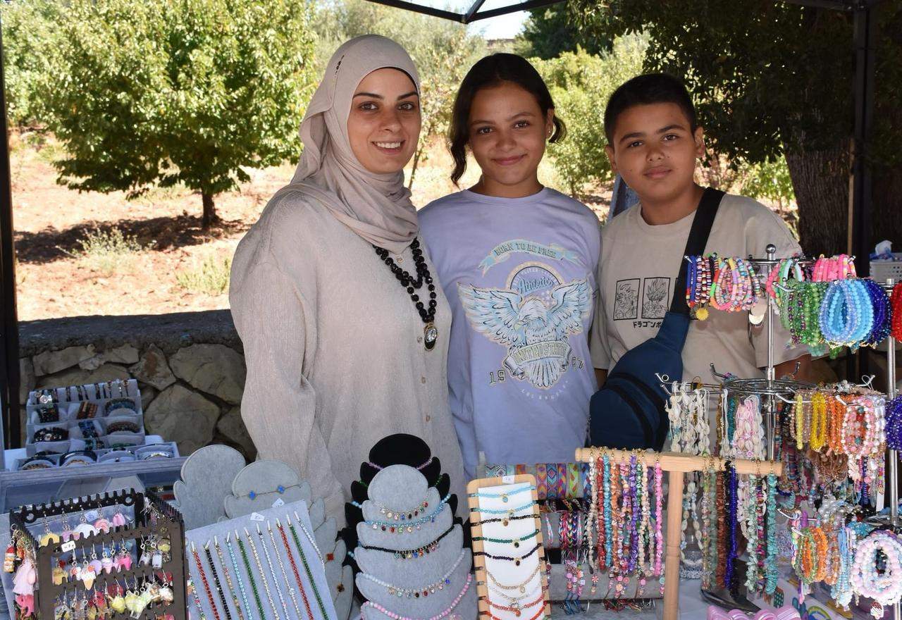 دانا قيدور مع ولديها ووسط أشغالها