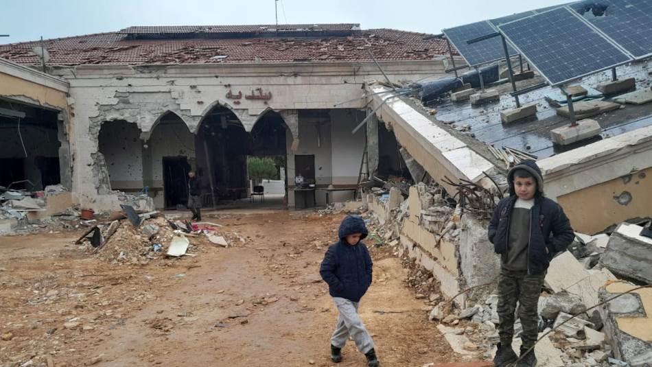 رغم الدمار الكبير قررت عائلات عدّة تحدي الظروف القاسية في البقاء في قراها (حسين سعد)