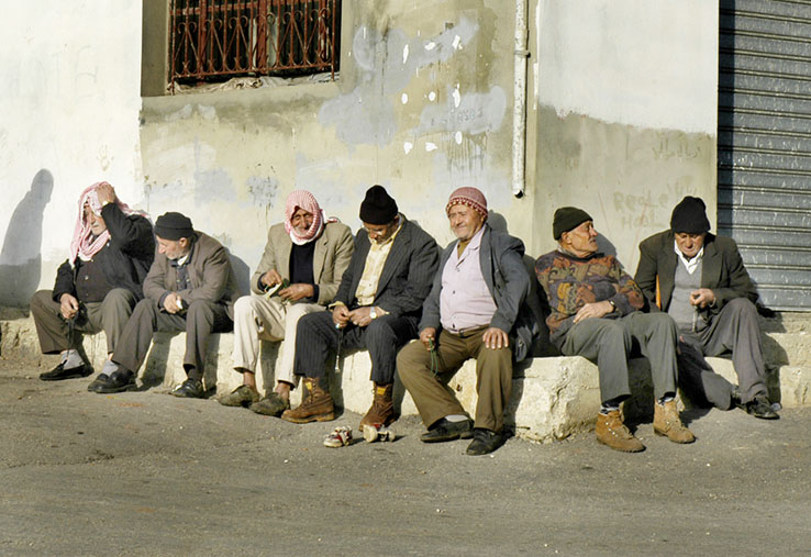 هكذا كانت ساحات القرى قبل العولمة واجتياح التكنولوجيا.. جلسة قروية في ساحة حولا (الصورة كامل جابر التقطت عام 2002 )