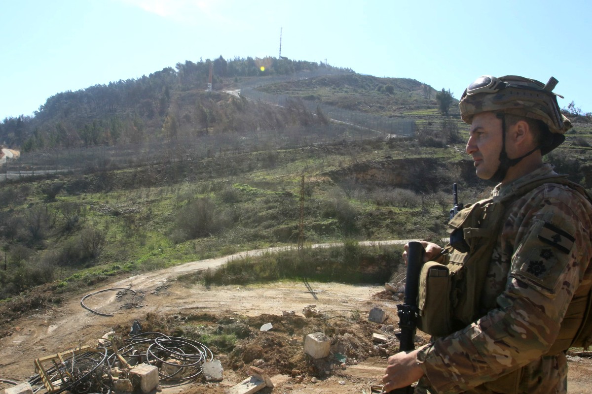 جندي لبناني في مهمة تأمينية بقرى الجنوب (أ ف ب)