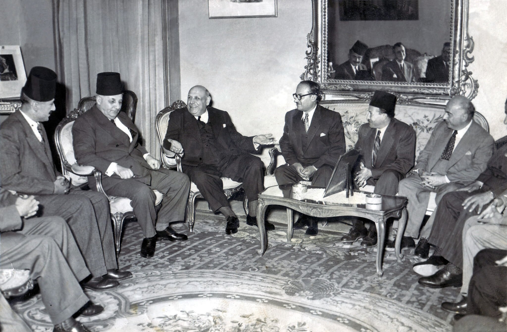 عدد من الشخصيات السياسية داخل منزل محمد بك الفضل في النبطية أواخر الأربعينيات، بينهم الرؤساء بشارة الخوري، رياض الصلح، أحمد الأسعد وغيرهم (الصورة أرشيف آل الفضل)