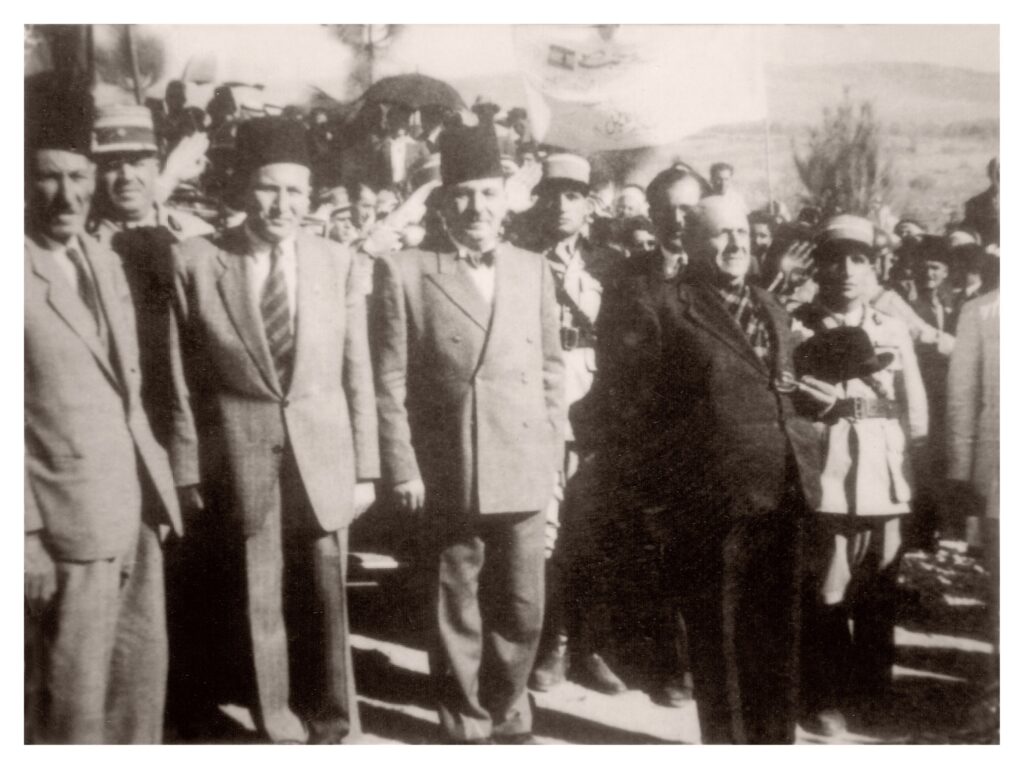 محمد الفضل رفقة بشارة الخوري وشخصيات أخرى