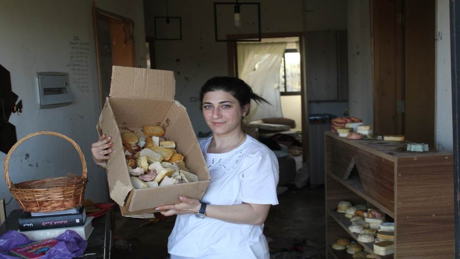 تحلم فاطمة باستئناف صناعة الصابون وتطوير قدراتها (خضر حسان)