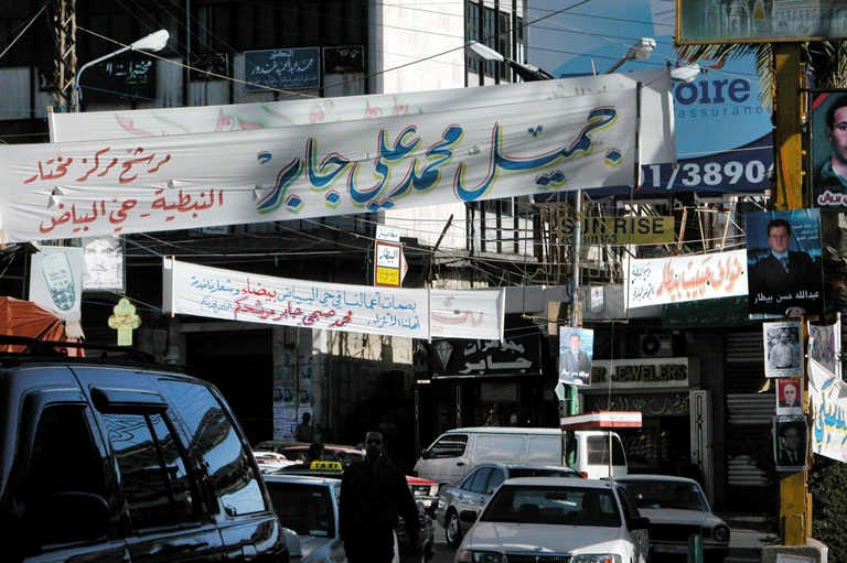 تتفاوت علاقة المختار بناسه وجمهوره بين القرى والبلدات وبين العاصمة أو المدن الكبيرة (كامل جابر - اندبندنت عربية)