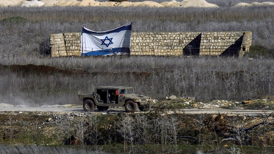 قام الجيش الإسرائيليّ بإلصاق بيانات تحريضيّة ضدّ حزب الله (Getty)