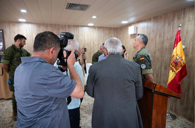 الجنرال استيبان يعرف عن نفسه لوسائل الإعلام