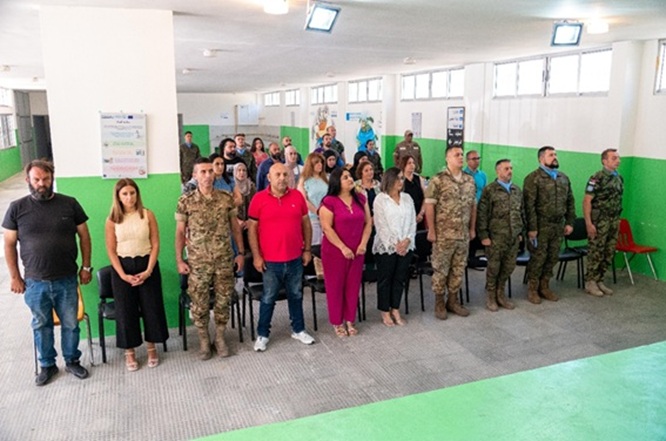 وقف الحضور خلال الحفل للاستماع إلى كل من النشيد الوطني اللبناني والإسباني.