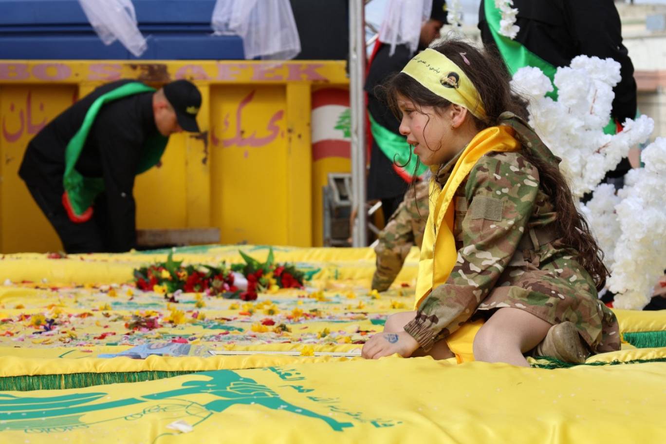 في جنازة مقاتلي “حزب الله” الذين قتلوا قبل وقف النار مع إسرائيل، قرية ميس الجبل الجنوبية، 4 أبريل 2025 (أ ف ب)