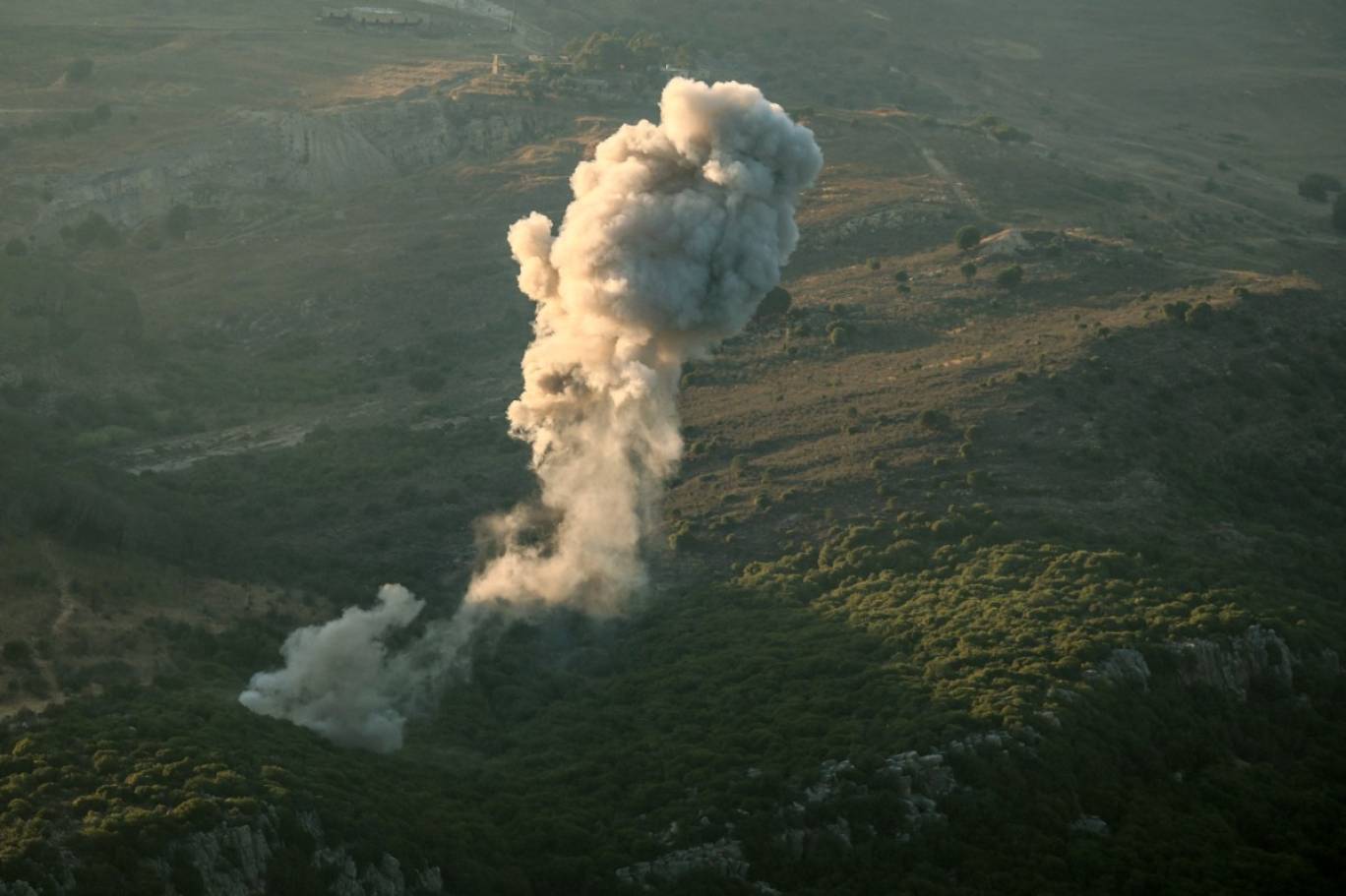 تواصل إسرائيل قصف مواقع في لبنان مخترقة اتفاق وقف إطلاق النار  (أ ف ب)