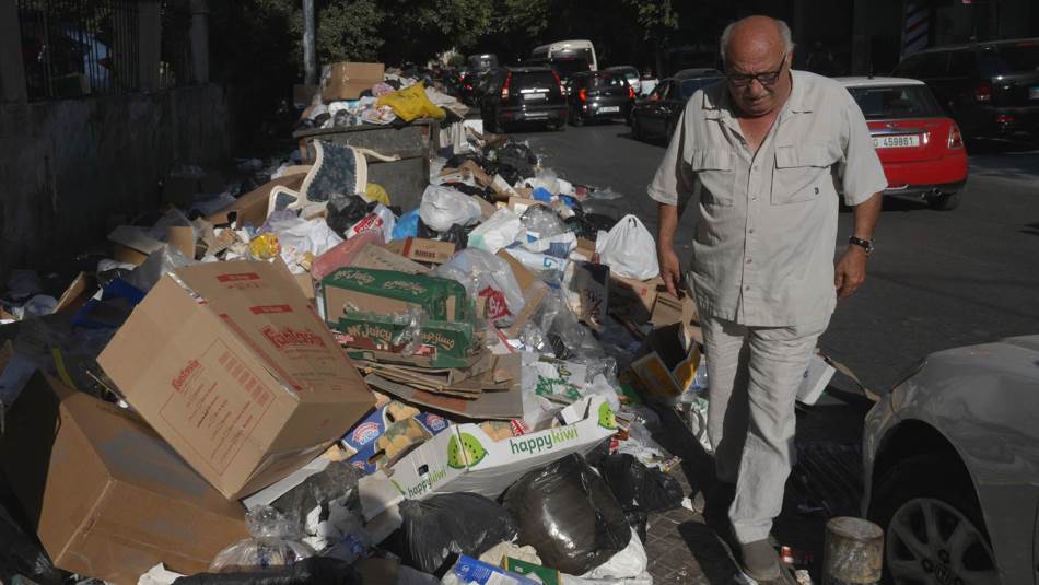 سيستغرق التخلص من النفايات بضعة أيام بسبب تكدسها في الشوارع (علي علّوش)
