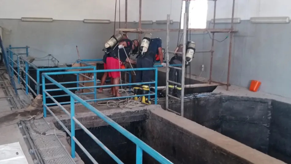 فرق الدفاع المدني خلال انتشال عمال محطة تكرير المياه المبتذلة في خلدة (الدفاع المدني)