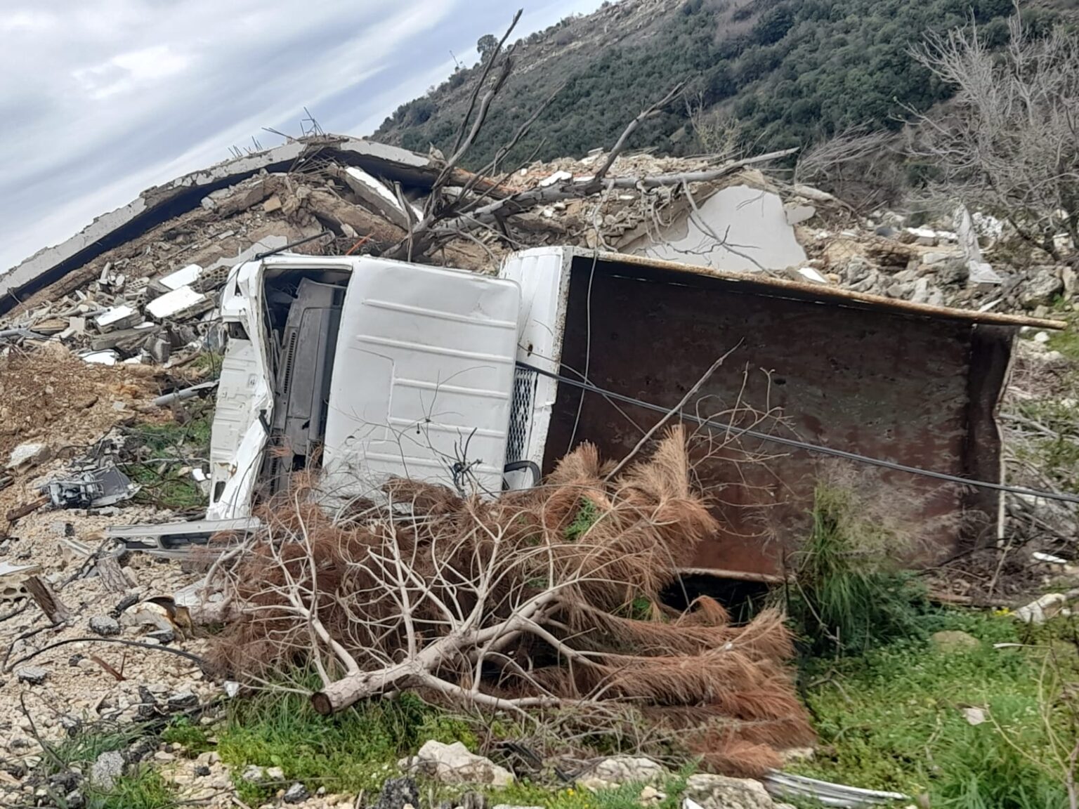 الدمار في بلدة مروحين