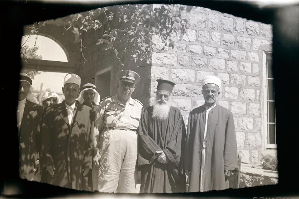 في باحة منزل مختار راشيا الفخار مسعود مراد العام 1958 اثناء عقد راية المصالحة بين ألثوار وأنصار السلطة، وتضم من اليمين امام بلدة الهبارية، كاهن راشيا الفخار حبيب الخوري، مندوب الرئيس اللواء فؤاد شهاب العقيد جميل الحسامي وإمام كفرحمام الشيخ اسعد سويد.