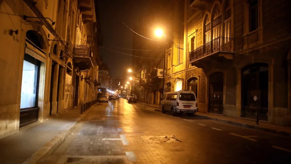 شارع في وسط بيروت خال من المارة - طلب الخاطف، الذي تواصل مع العائلة من رقم هاتف سوري، مبلغ 8 آلاف دولار لإعادة ابنتهم (Getty)