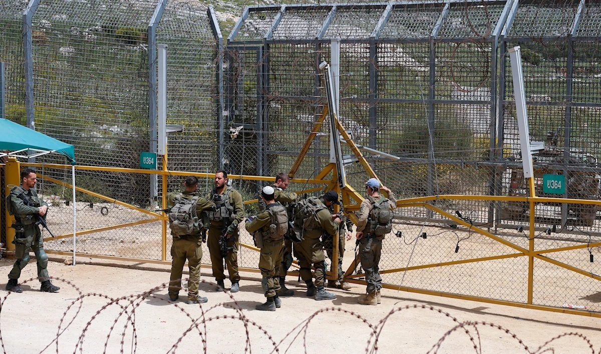 اقتحمت قوة إسرائيلية كبيرة تحت غطاء ناري استعراضي تل باط الوردة في جبل الشيخ، قبل أن تواصل تقدّمها نحو بلدة بيت جن (أ ف ب)