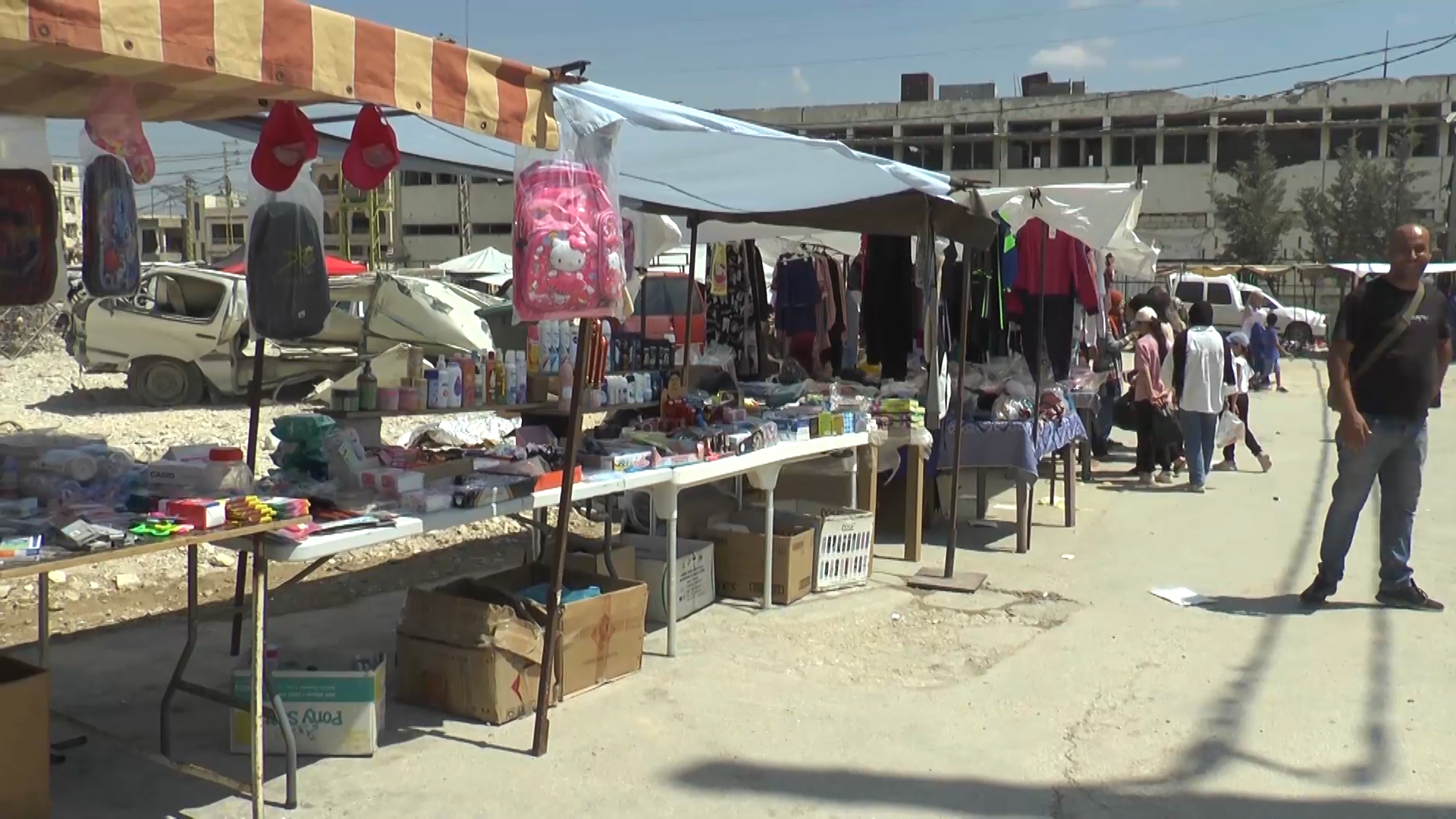 رواد السوق فهم من سكان الخيام الذين عادوا أخيراً وسكنوا حتى في بيوت مدمرة جزئياً، ومن أبناء الجوار (اندبندنت عربية)