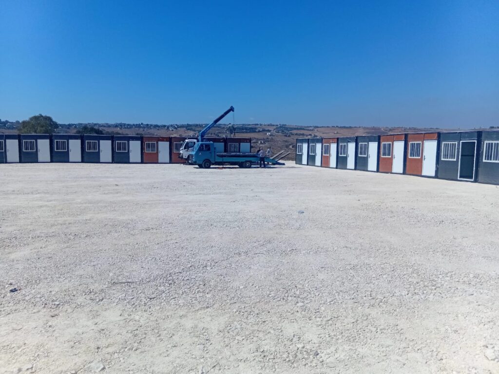 بيوت جاهزة في ميس الجبل هي عبارة عن مدارس موقتة بديلا عن تلك التي دمّرتها الحرب