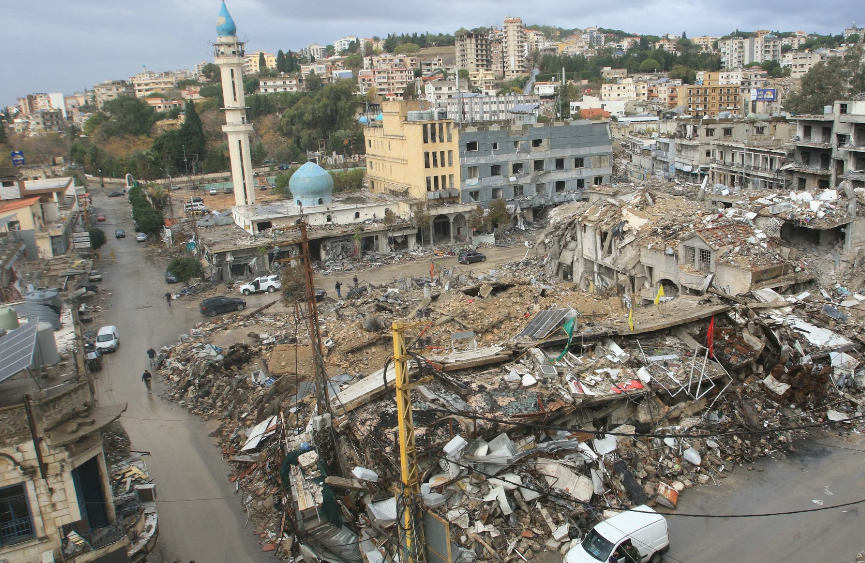 انتهت الحرب ولم تنته إذ إن وقف إطلاق النار المعلن بين لبنان وإسرائيل لم يؤد إلا إلى عودة نحو 100 ألف نازح جنوبي إلى بيوتهم وأحيائهم في مناطق الحافة الأمامية (أ ف ب)