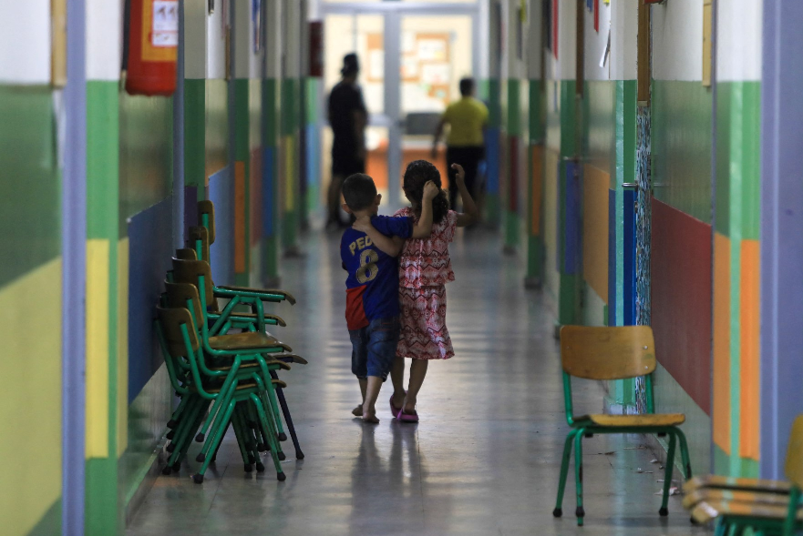 حتى إن إسرائيل لم تسمح لسكان مناطق جنوب لبنان بإزالة الركام والبدء بتعمير ما تهدم، ومنها المدارس (أ ف ب)