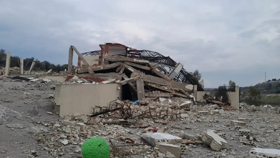 الدمار في مدرسة الظهيرة الرسمية - يعمل مدراء المدارس على نقل مدارسهم إلى القرى المجاورة لقراهم (المدن)