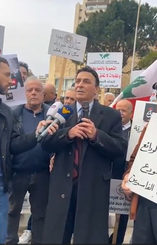 المحامي حنّا البيطار، رئيس اتحاد المودعين في مصارف لبنان، خلال الوقفة الإحتجاجية امام السفارة الفرنسية في بيروت، استنكاراً للموقف الرسمي  لفرنسا